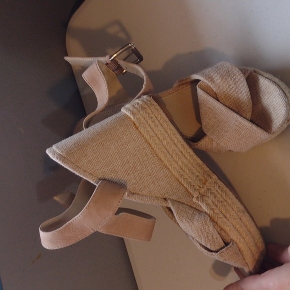 Guess wedged burlap sandals 8 and 1/2 women's - Picture 2 of 13